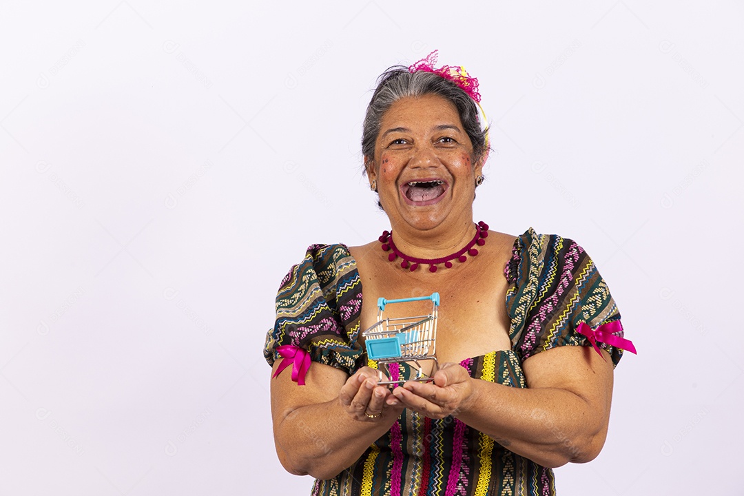 Mulher idosa com vestido de festa junina