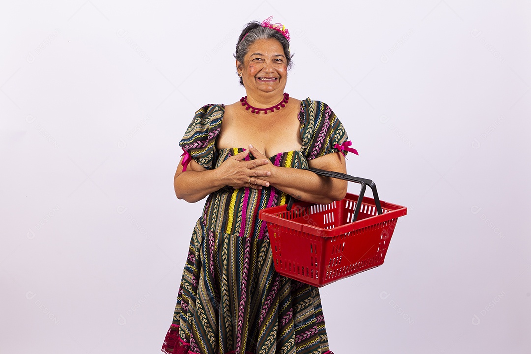 Mulher sênior com vestido de festa junina