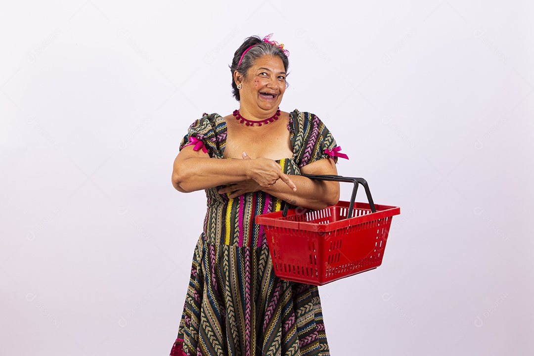 Mulher sênior com vestido de festa junina