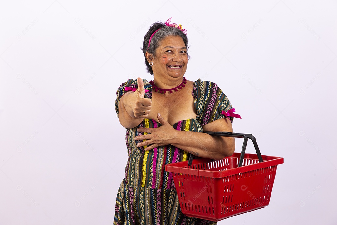 Mulher sênior com vestido de festa junina