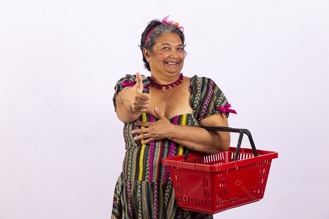 Mulher sênior com vestido de festa junina