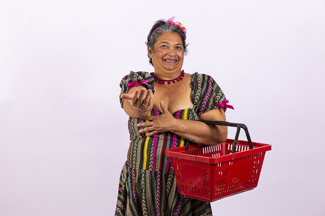 Mulher sênior com vestido de festa junina