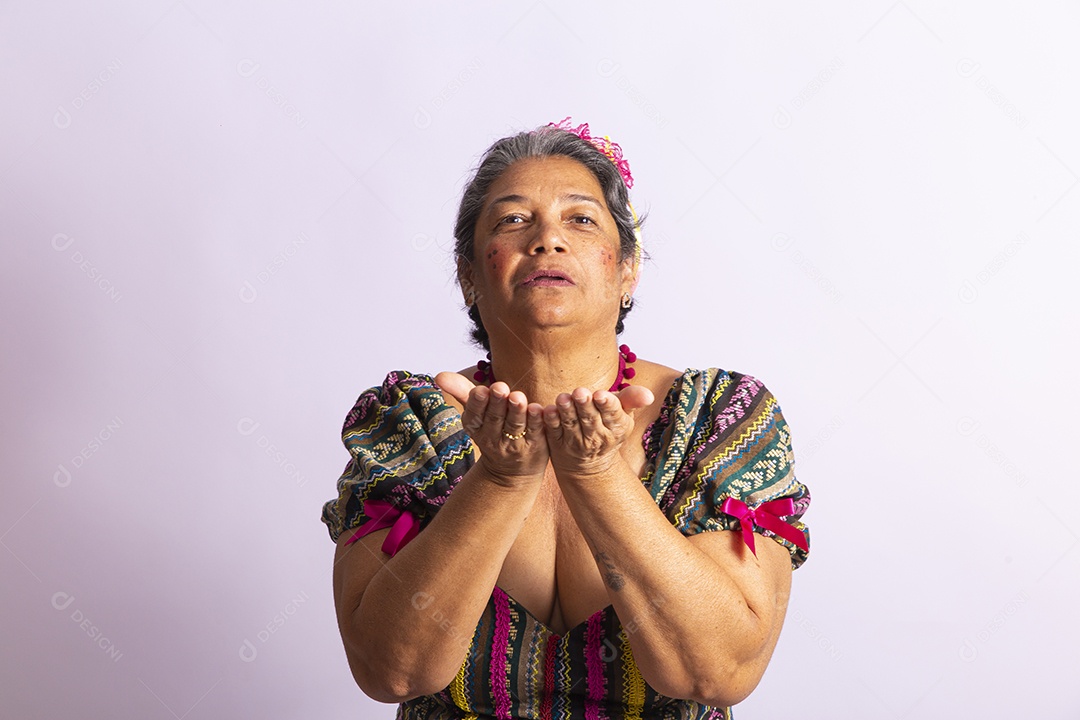 Mulher sênior com vestido de festa junina