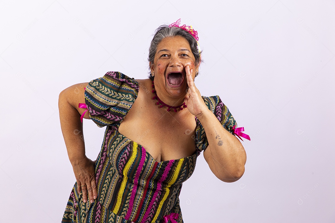 Mulher sênior com vestido de festa junina