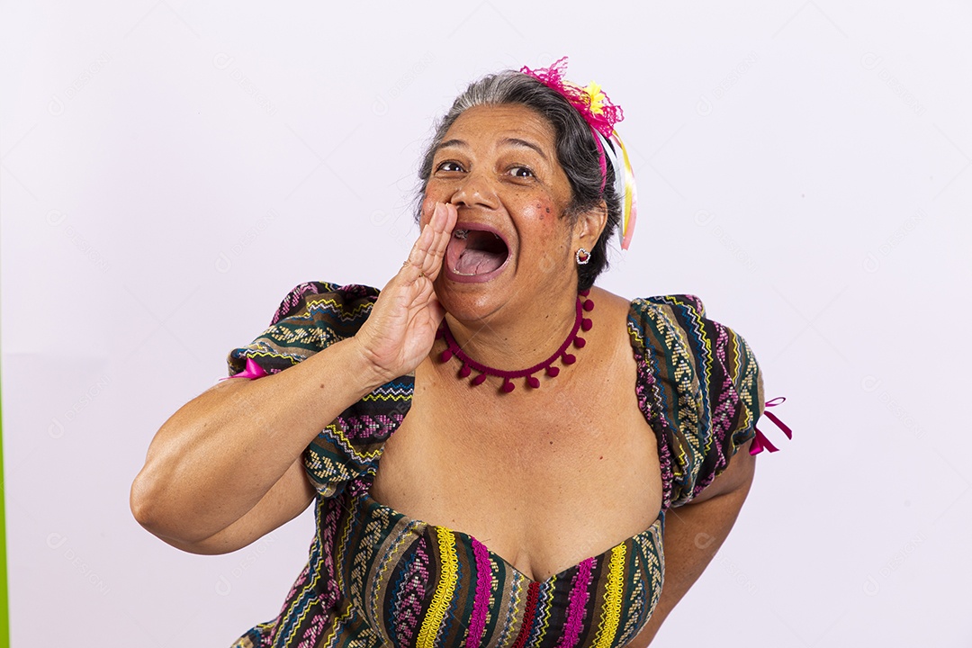 Mulher sênior com vestido de festa junina