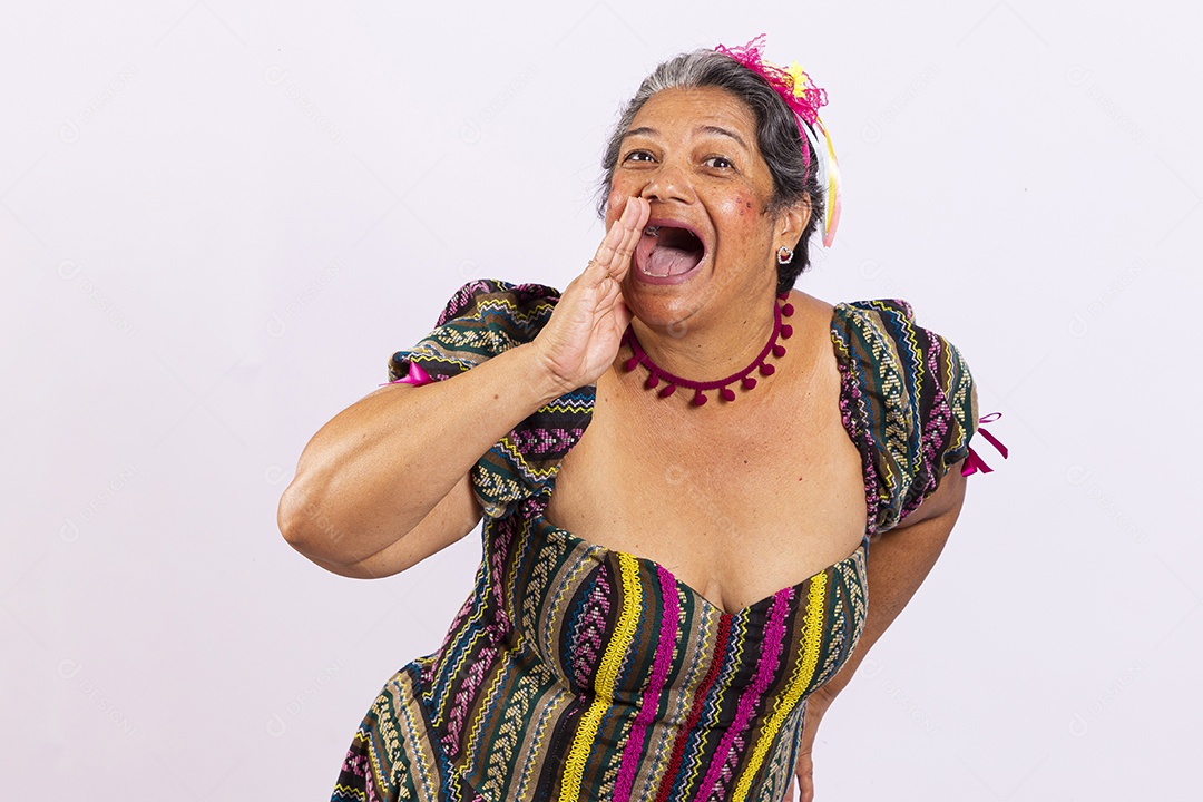 Mulher sênior com vestido de festa junina