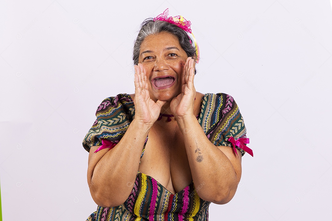 Mulher sênior com vestido de festa junina