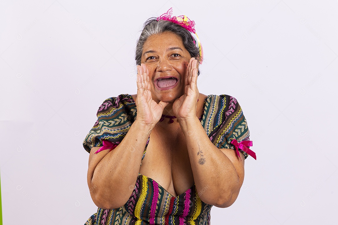 Mulher sênior com vestido de festa junina