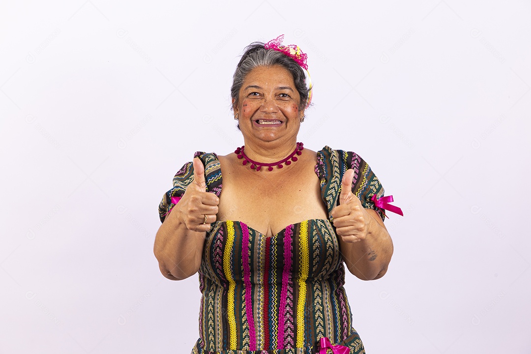 Mulher sênior com vestido de festa junina