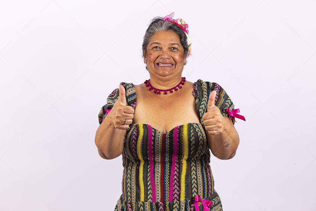 Mulher sênior com vestido de festa junina