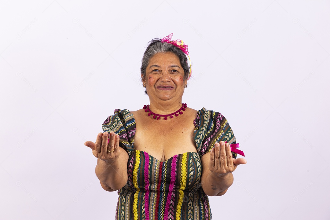 Mulher idosa com vestido de festa junina