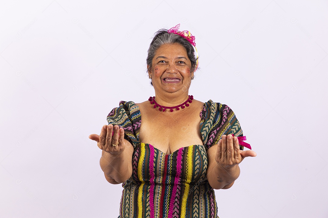 Mulher idosa com vestido de festa junina