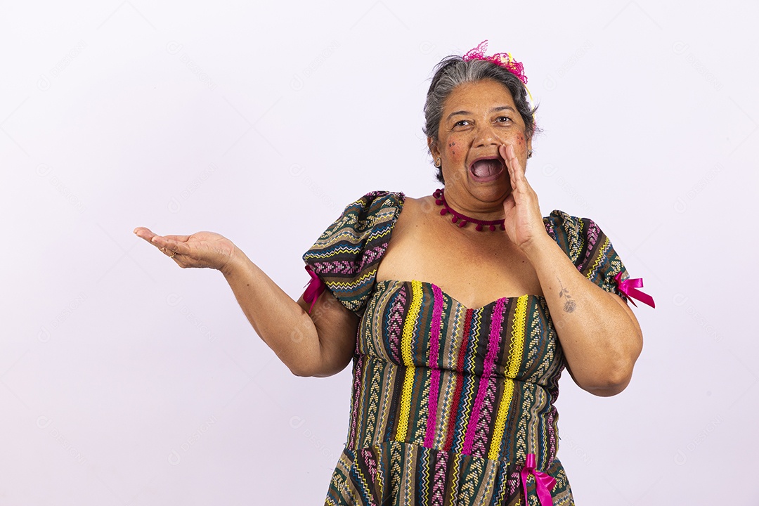 Mulher idosa com vestido de festa junina