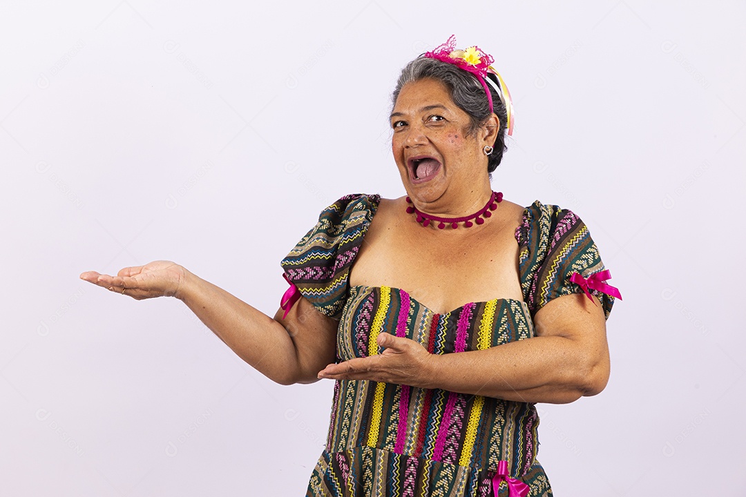 Mulher idosa com vestido de festa junina