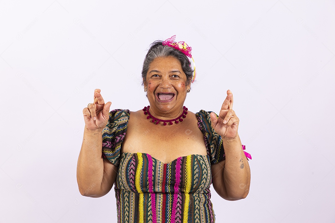 Mulher idosa com vestido de festa junina