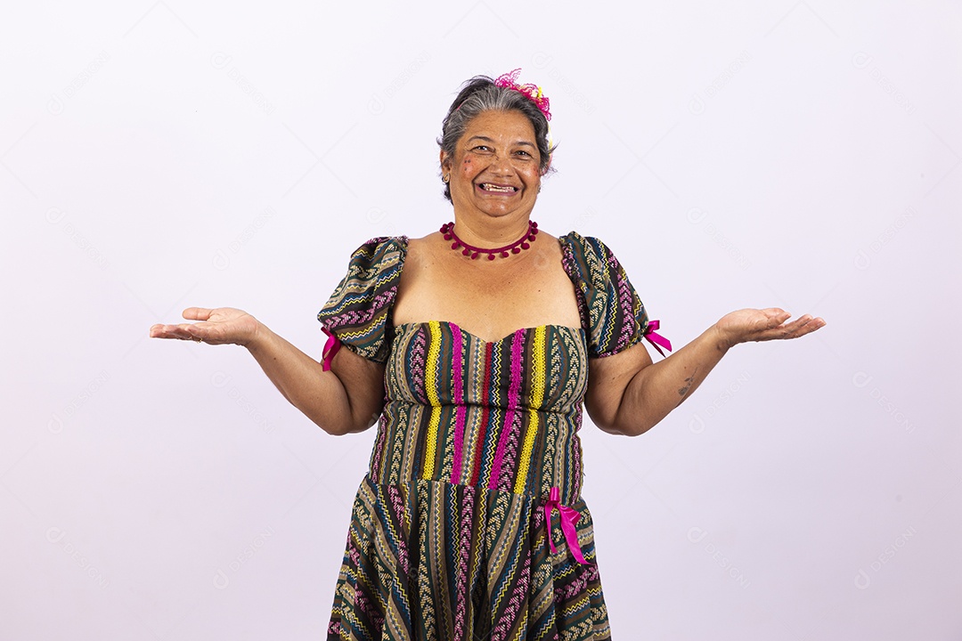 Mulher idosa com vestido de festa junina