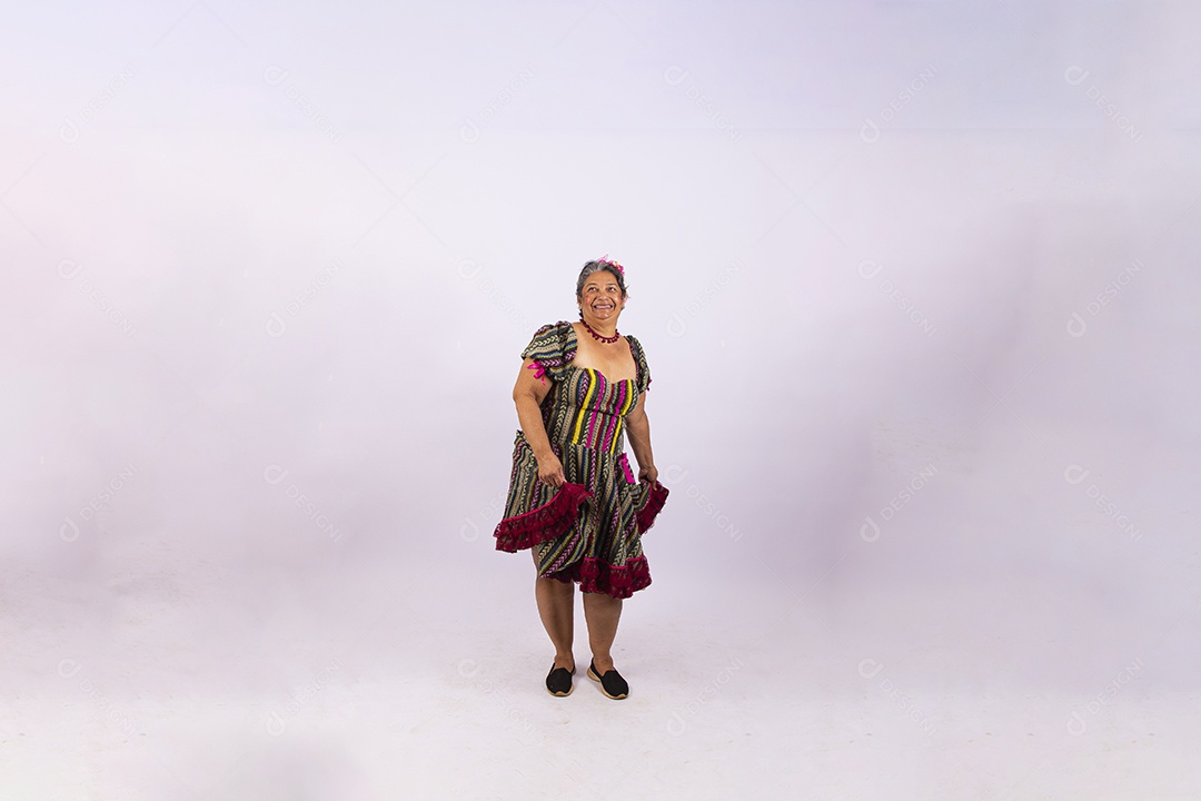 Mulher idosa com vestido de festa junina