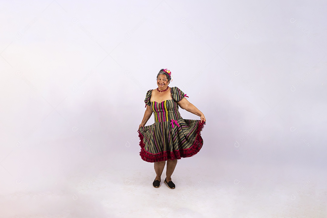 Mulher idosa com vestido de festa junina