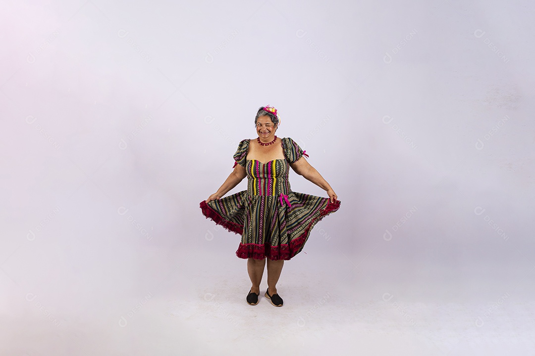 Mulher idosa com vestido de festa junina