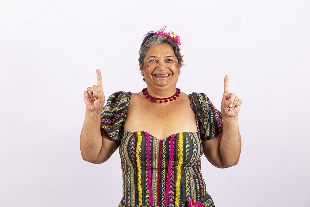 Mulher idosa com vestido de festa junina