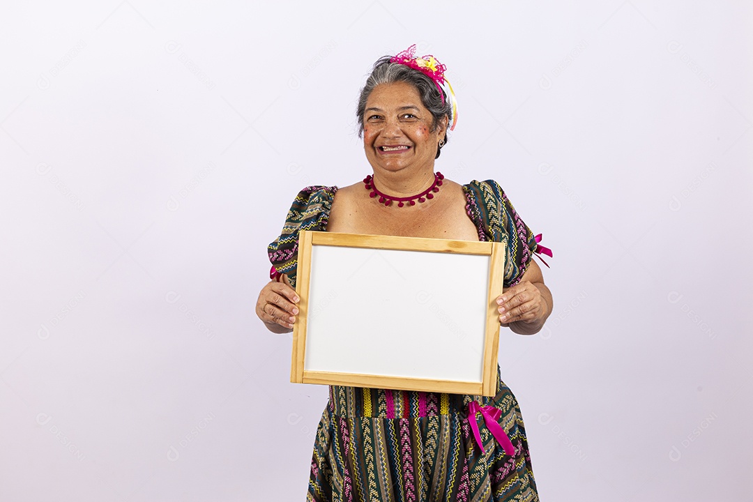 Mulher idosa com vestido de festa junina