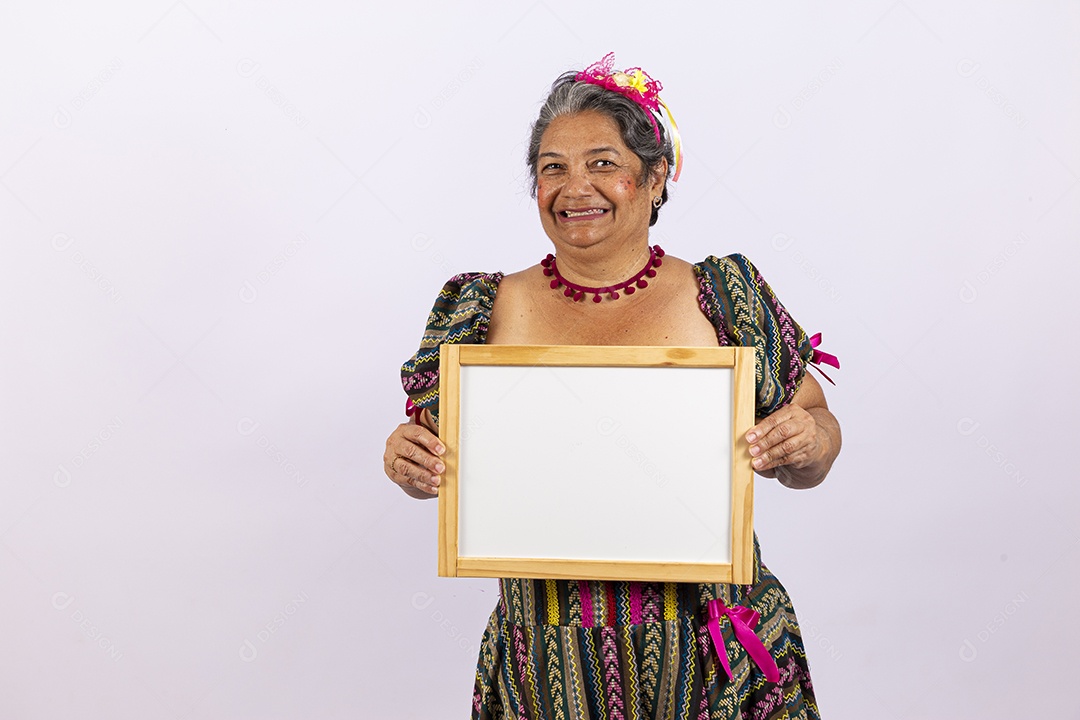 Mulher idosa com vestido de festa junina