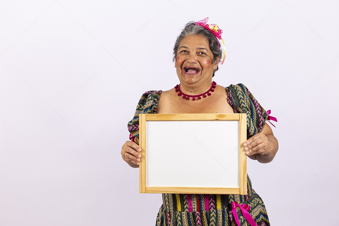 Mulher idosa com vestido de festa junina