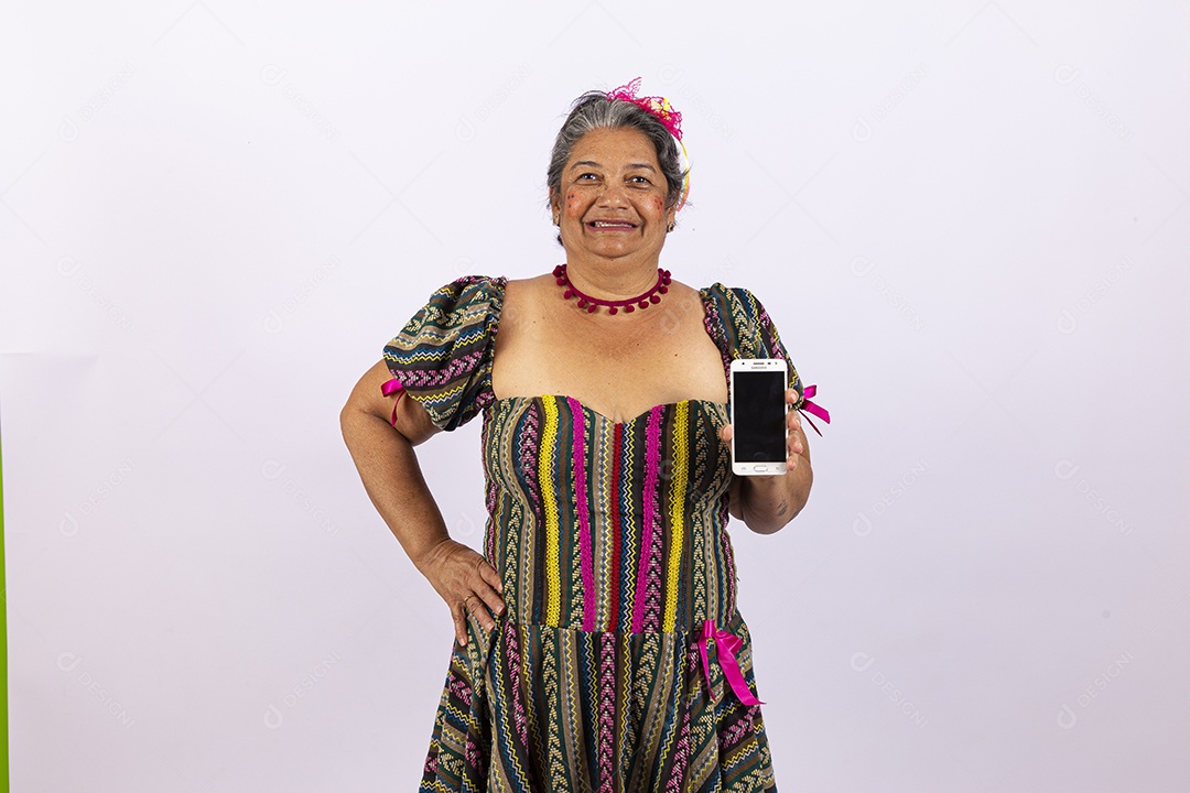 Mulher idosa com vestido de festa junina