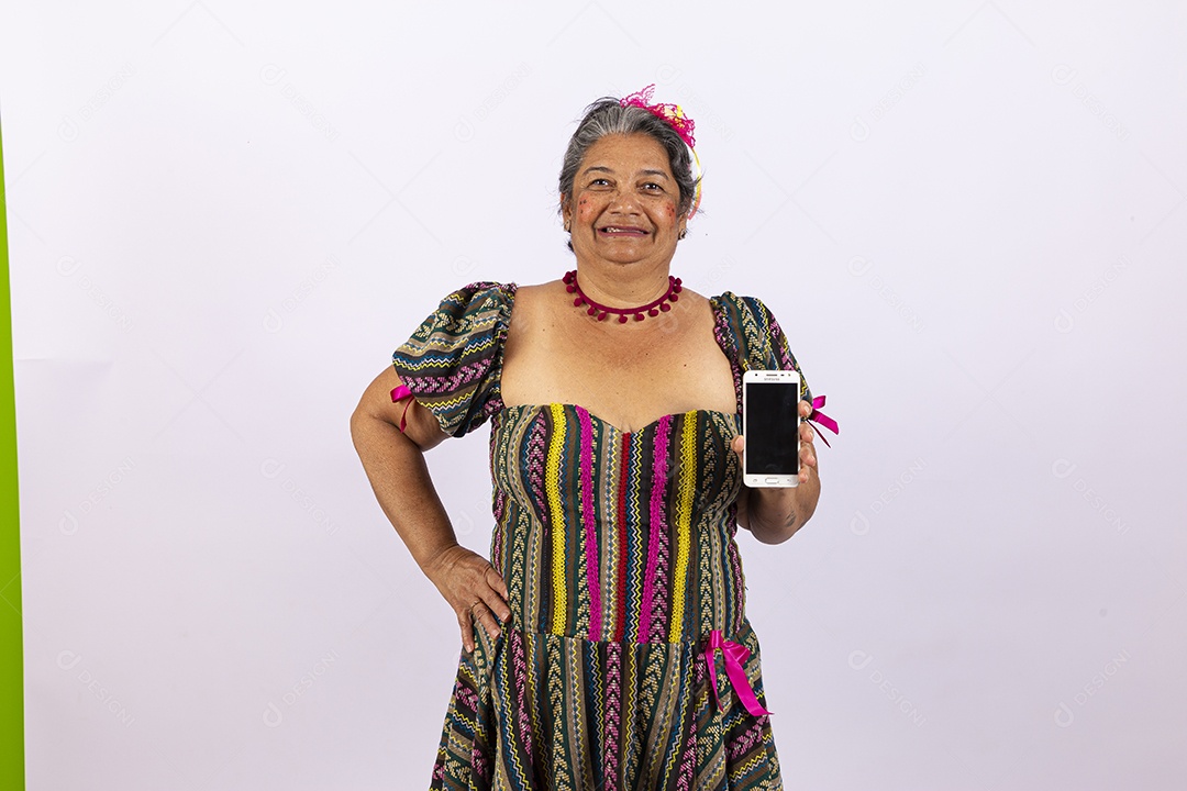 Mulher idosa com vestido de festa junina