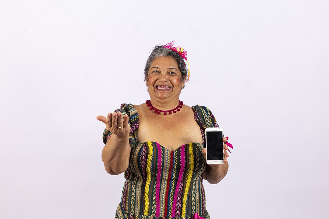 Mulher idosa com vestido de festa junina