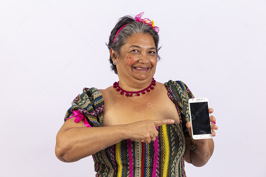 Mulher idosa com vestido de festa junina