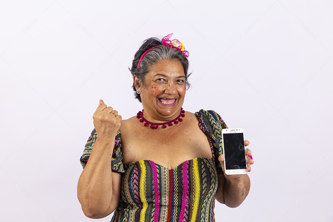 Mulher idosa com vestido para comemorar festa junina