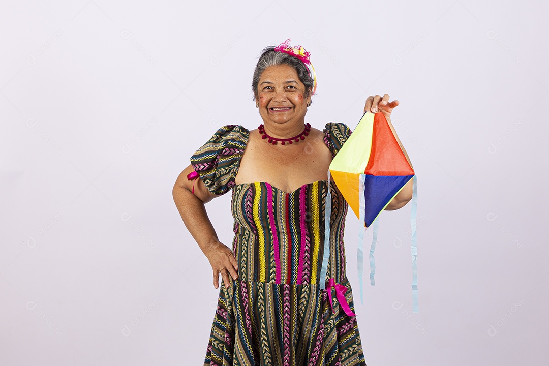 Mulher sênior com vestido de festa junina