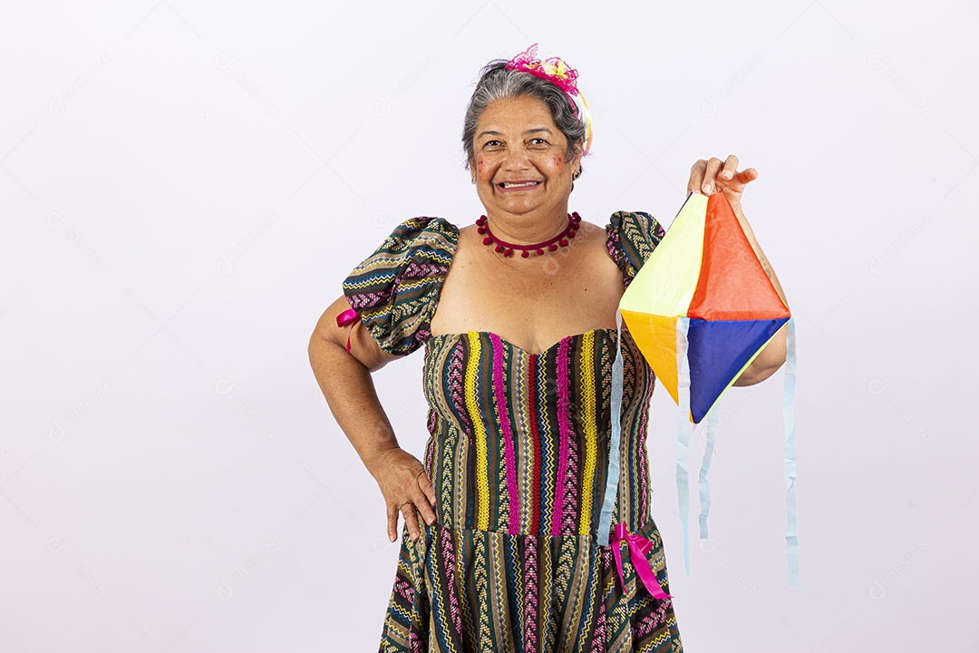 Mulher sênior com vestido de festa junina
