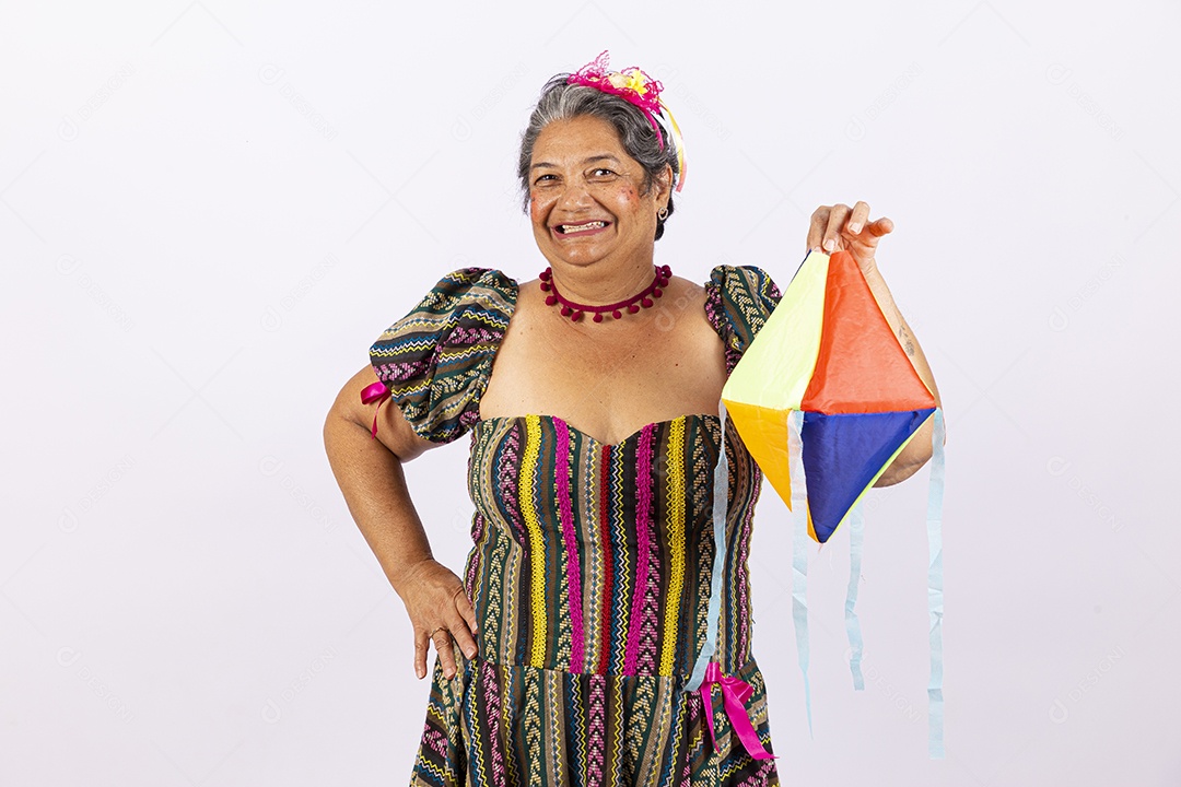Mulher idosa com vestido para comemorar festa junina