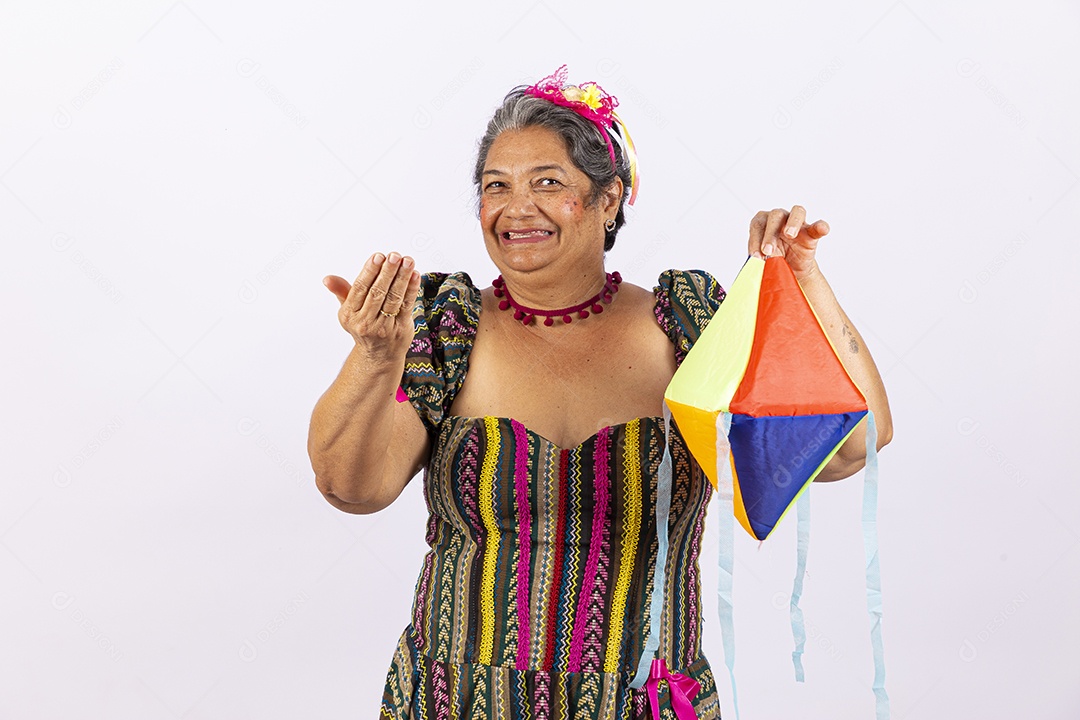 Mulher idosa com vestido para comemorar festa junina