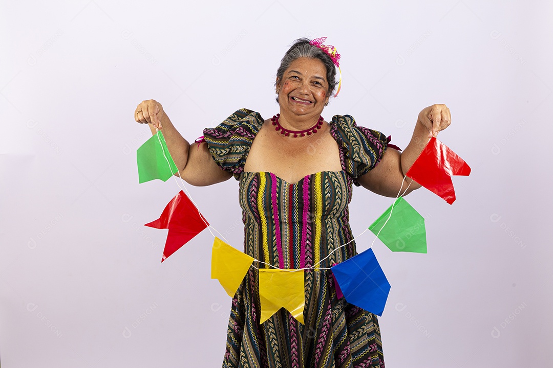 Mulher idosa com vestido para comemorar festa junina