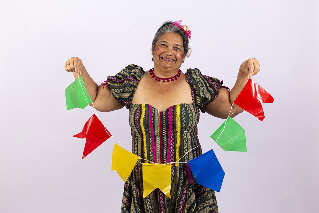 Mulher idosa com vestido para comemorar festa junina