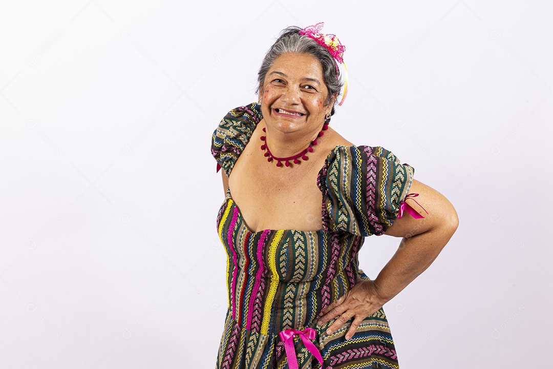 Mulher idosa com vestido para comemorar festa junina