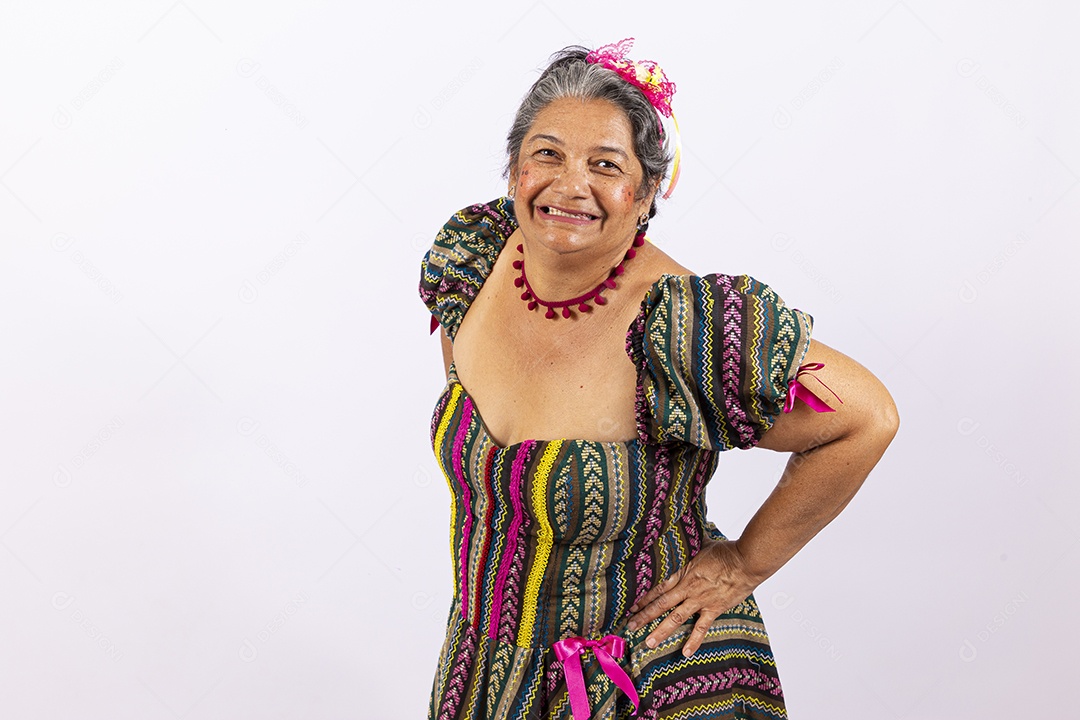 Mulher idosa com vestido para comemorar festa junina