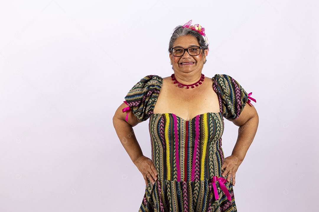 Mulher idosa com vestido para comemorar festa junina