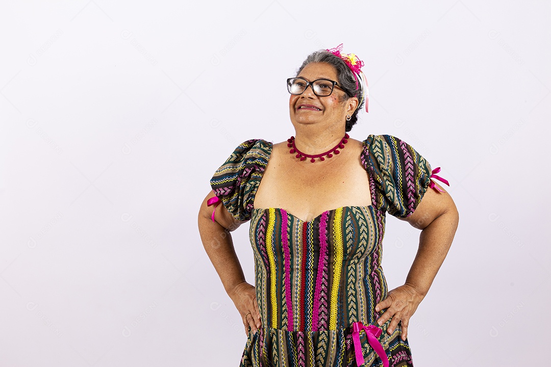 Mulher idosa com vestido para comemorar festa junina
