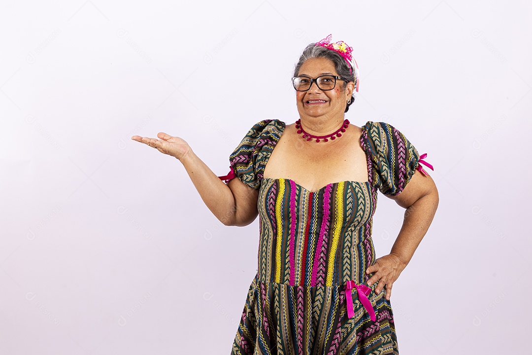 Mulher idosa com vestido para comemorar festa junina