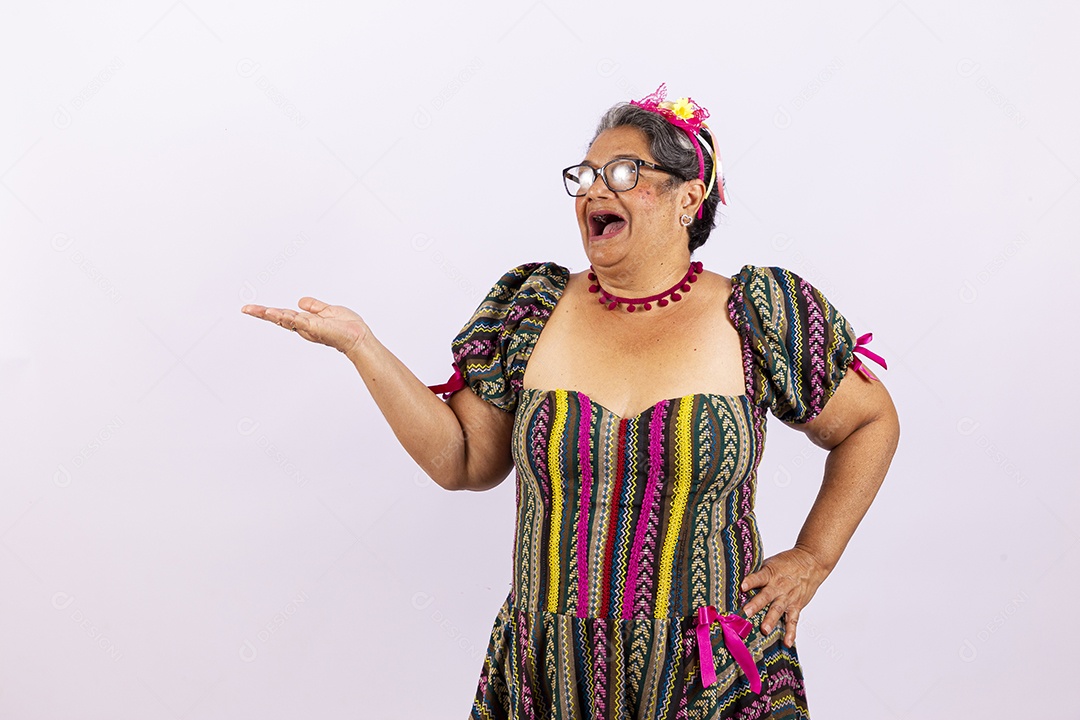 Mulher idosa com vestido para comemorar festa junina