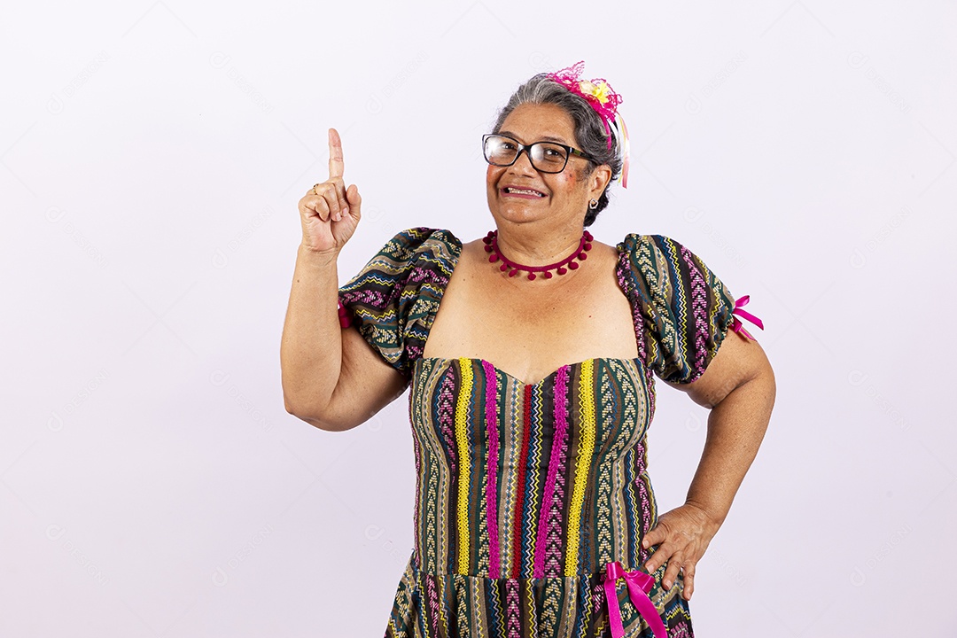 Mulher idosa com vestido para comemorar festa junina