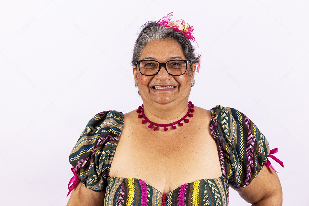 Mulher idosa com vestido para comemorar festa junina