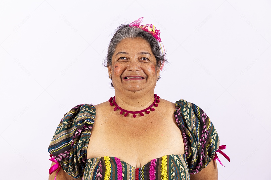 Mulher idosa com vestido para comemorar festa junina