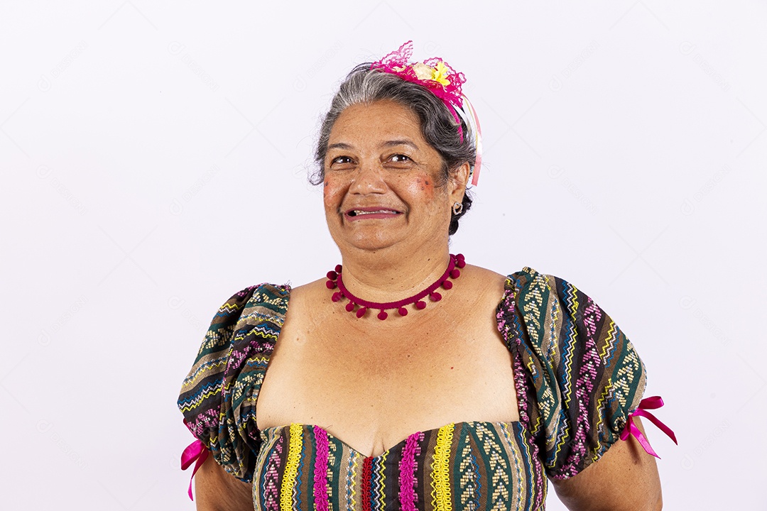 Mulher idosa com vestido para comemorar festa junina