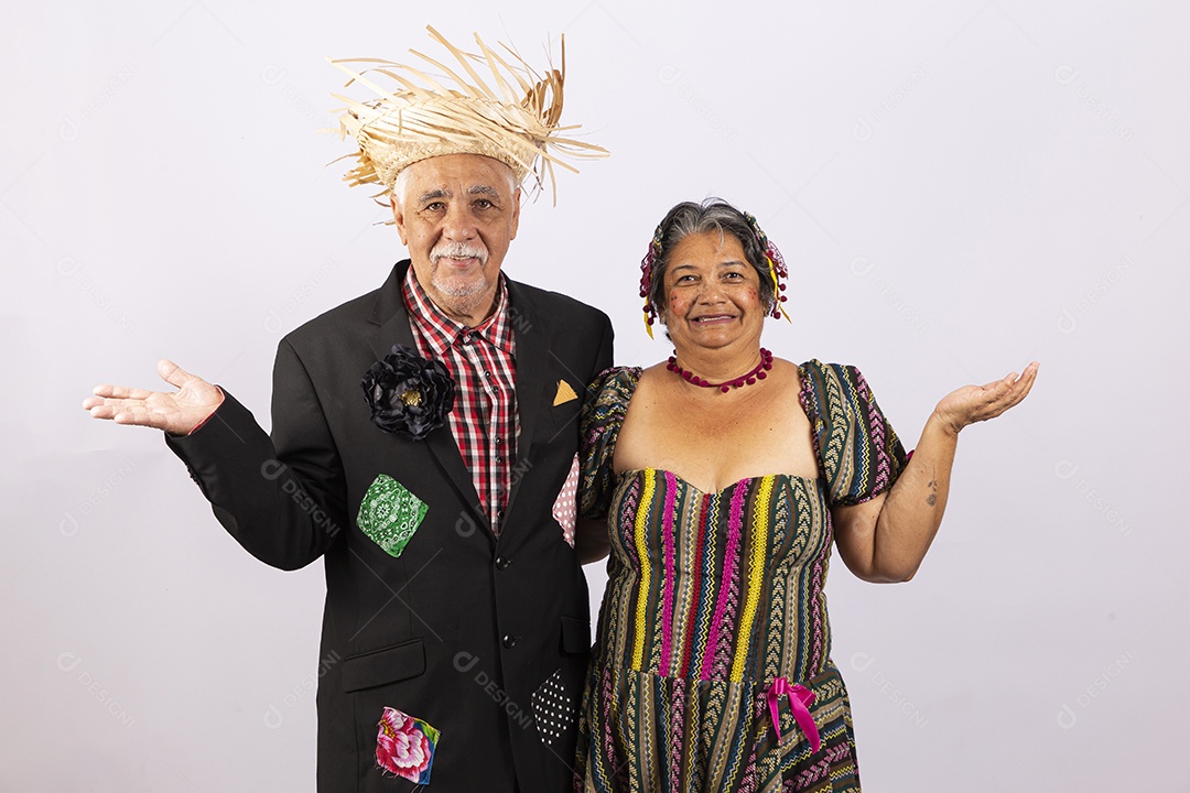Casal de idosos com trajes de festa junina