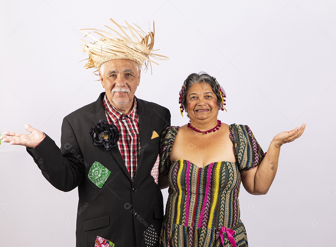 Casal de idosos com trajes de festa junina